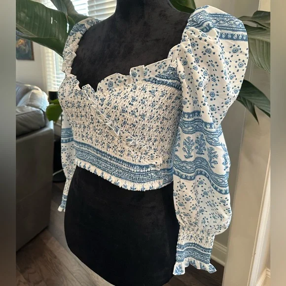 ✨NWT✨ 70°F/21°C Long Smocked Balloon Sleeve Crop Top Women Large White Blue - Picture 4 of 13